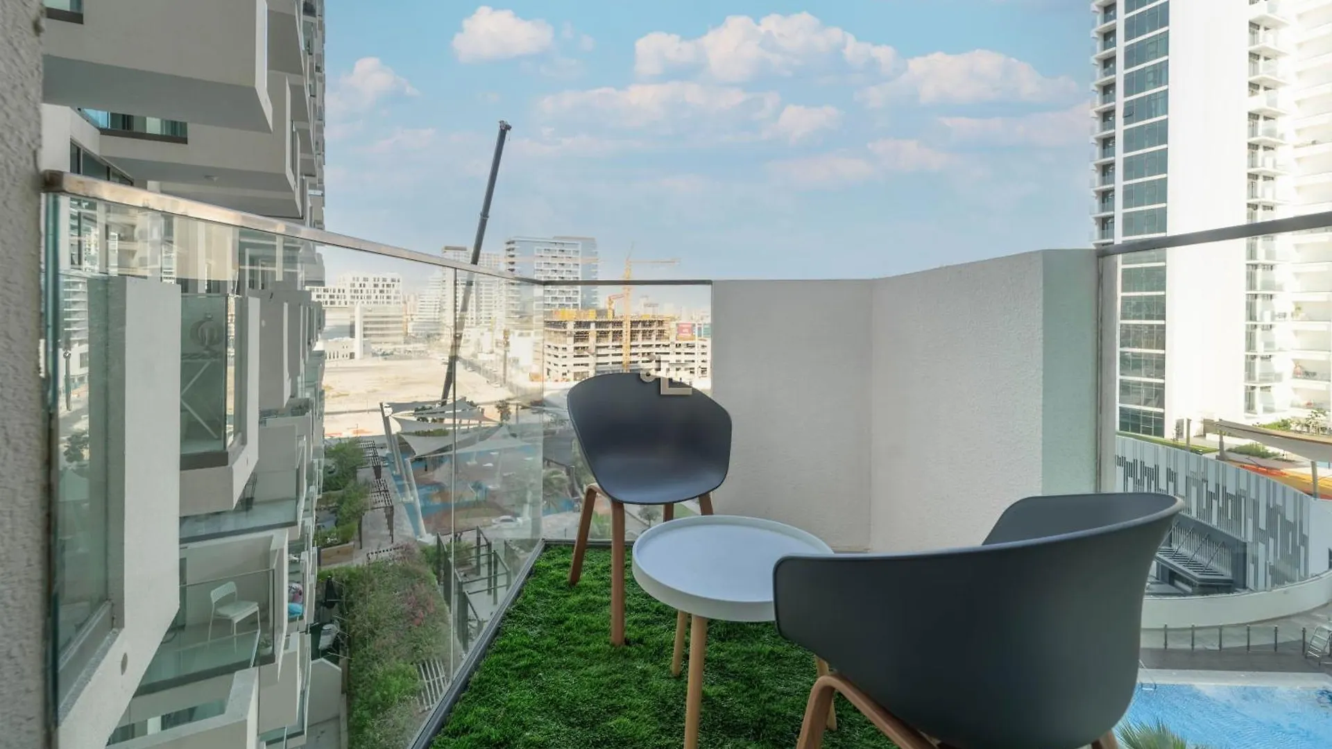 Everluxe Modern Pool View Studio In Al Jaddaf Dubai Apartment